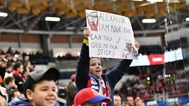 Malí fanoušci žádají ruskou hvězdu Alexandra Ovečkina o jeho hokejku