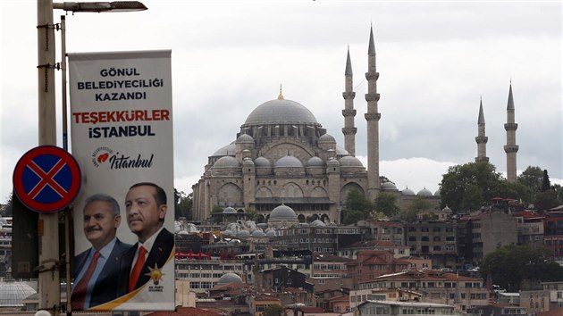 Plakt s fotografi tureckho prezidenta Tayyipa Erdogana a kandidta na starostu Binali Yildirima. (7. kvtna 2019)