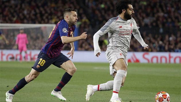 Mohammed Salah z Liverpoolu spch s mem, nahn ho Jordi Alba z Barcelony.