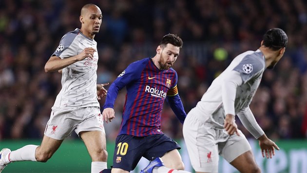 Lionel Messi z Barcelony (uprosted) vede m mezi dvma hri Liverpoolu.