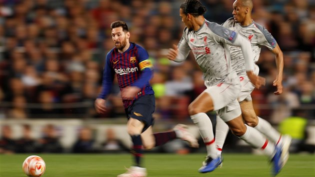 TO JE RYCHLOST. Kdy se Lionel Messi (Barcelona) rozbhne, nesthaj ho obrnci Liverpoolu ani fotografov na stadionu.