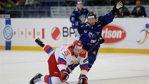 Michail Grigorenko z Ruska (vlevo) v utkn eskch her pad po zkroku Toniho Rajaly z Finska.