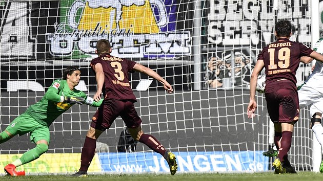 esk fotbalista ve slubch Hoffenheimu Pavel Kadebek (s slem 3) skruje v utkn s Borusi Mnchengladbach.