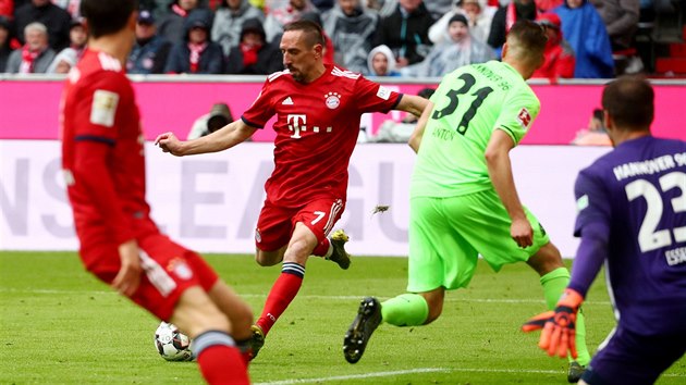 Franck Ribry z Bayernu Mnichov se v utkn s Hannoverem napahuje ke glov stele.