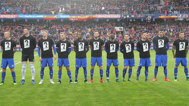 Fotbalist Banku Ostrava svmi triky pi nstupu k utkn se Spartu uctili pamtku Josefa urala.