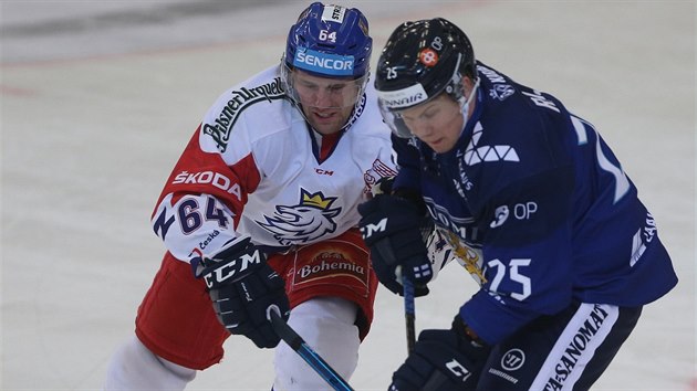 Jiří Sekáč (vlevo) se v utkání Českých her přetlačuje s finským protihráčem.