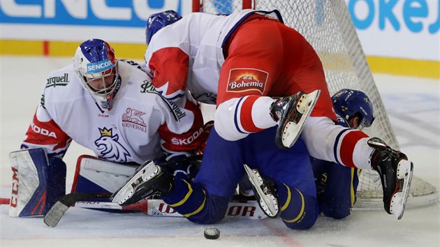 David Musil (nahoře) se v utkání Českých her snaží zabránit Jesperu Brattovi ze Švédska (v modrém) v ohrožení brankáře Patrika Bartošáka.