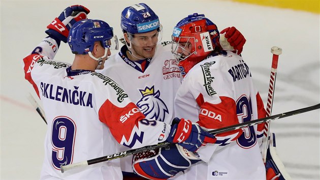 et hokejist Patrik Bartok (vpravo), Petr Zmorsk (uprosted) a David Sklenika oslavuj vtzstv nad vdskem na domcm turnaji Euro Hockey Tour.