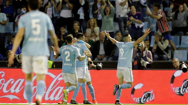Fotbalist Celty Vigo se raduj z glu v utkn s Barcelonou.