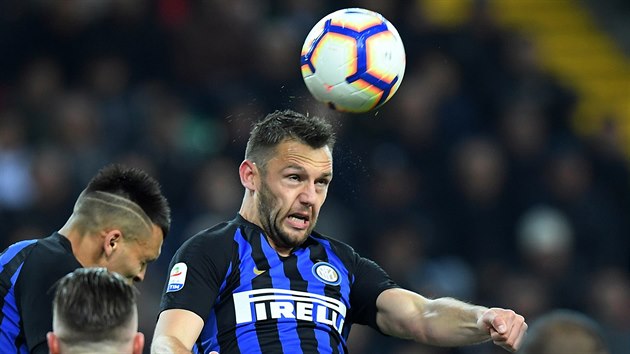 Stefan de Vrij z Interu Mil�n hlavi�kuje v z�pase s Udinese.