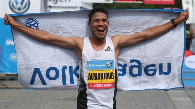 Mahd��b Dazza z Bahrajnu se raduje z v�t�zstv� na Pra�sk�m maratonu.