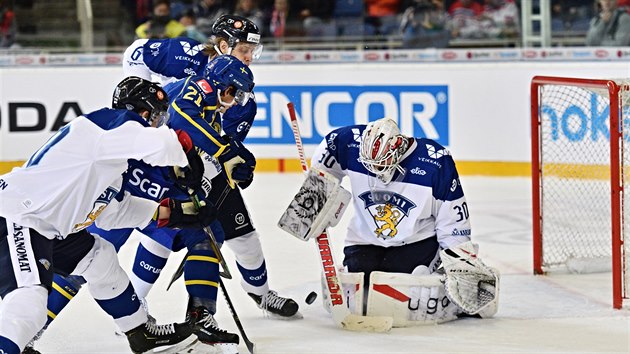 Finsk brank Kevin Laskinen zasahuje bhem zpasu proti vdsku na eskch hokejovch hrch.