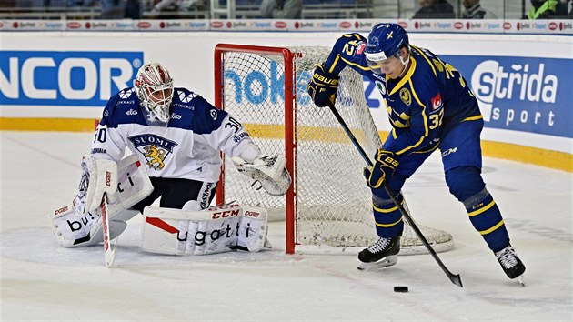 vd Oskar Lindblom manvruje s pukem za brnou finskho glmana Kevina Laskinena bhem zpasu na eskch hokejovch hrch.