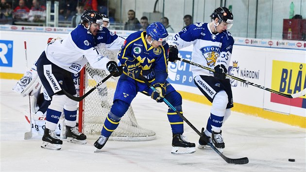 Fin Miika Koivisto (vpravo) spch za pukem bhem zpasu proti vdsku na eskch hokejovch hrch.