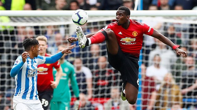 Paul Pogba z Manchesteru United (vpravo) a Juninho Bacuna z Huddersfieldu v souboji o m.