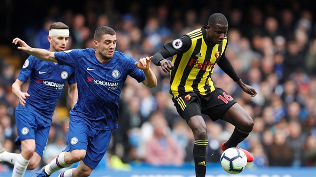 Abdoulaye Doucour z Watfordu (vpravo) a Mateo Kovai z Chelsea v souboji o balon.