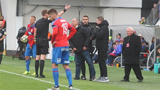 Rozhod Ondej Berka vykazuje trenra Jablonce Petra Radu na tribunu bhem zpasu proti Plzni.