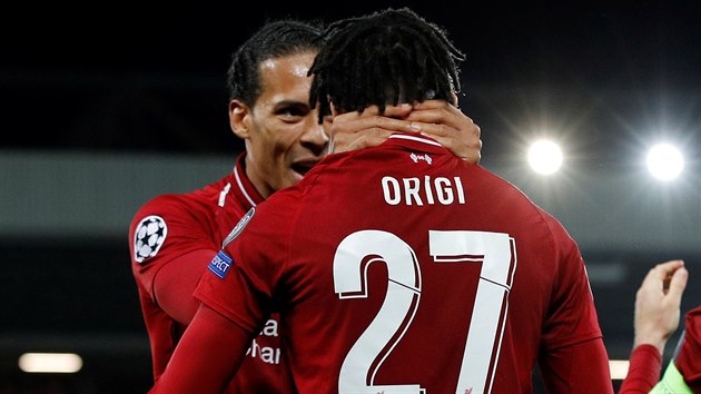 Liverpoolsk obrnce Virgil van Dijk objm stelce branky Divocka Origiho.