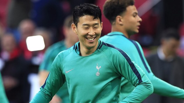 Hung-min Son z Tottenhamu pi rozcvice ped zpasem proti Ajaxu.