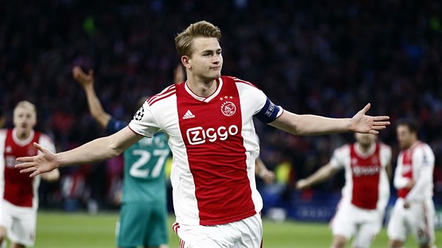 Kapitn Ajaxu Matthijs de Ligt pi oslav glu, kter dal v semifinle Ligy mistr Tottenhamu.