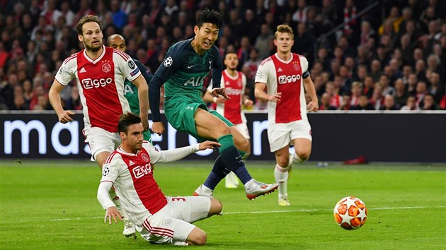 Hung-min Son (Tottenham) pi zakonen, pod nm Nicols Tagliafico (Ajax).