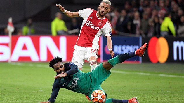 Danny Rose z Tottenhamu na zemi, za nm Hakm Zijach z Ajaxu.