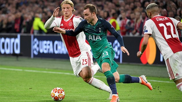 Christian Eriksen (Tottenham) utk s mem ped Kasperem Dolbergem (Ajax).