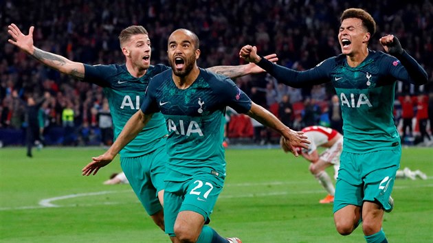 EUFORIE. Lucas Moura z Tottenhamu (uprosted) slav tet gl v zpase s Ajaxem.