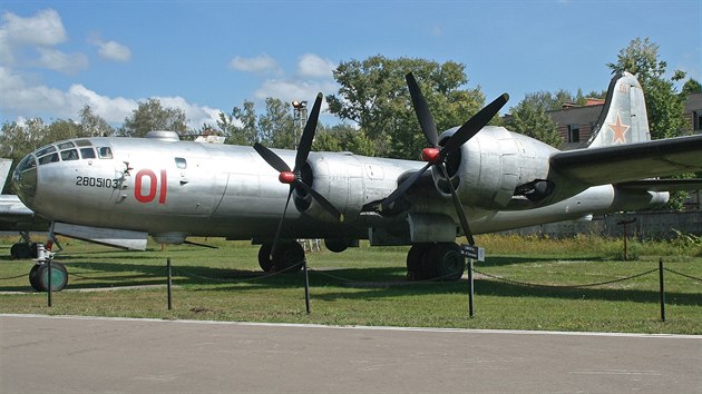 Bombard�r Tupolev Tu-4 v leteck�m muzeu v Moninu (rok 2012)