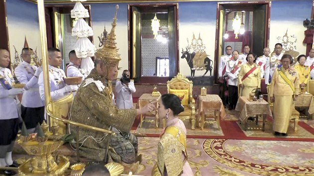 Krl Mah Vatirlongkn se svou manelkou bhem korunovac ceremonie (4. kvtna 2019)