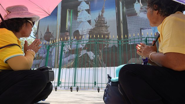Lid sleduj korunovaci novho thajskho krle. Po tm dvou a pl roku v adu se Mah Vatirlongkn dokal oficiln korunovace. (4. kvtna 2019)