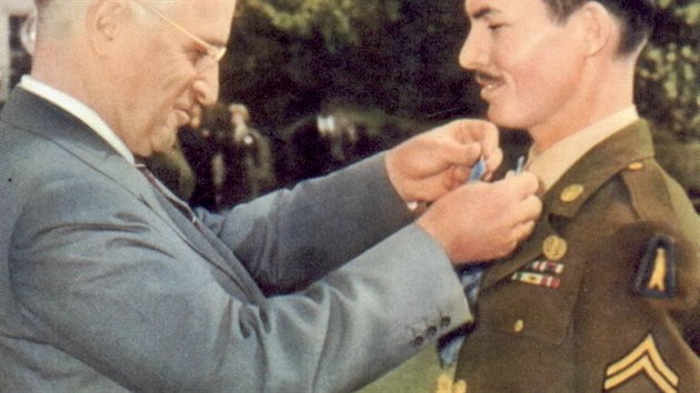 Desmond Thomas Doss pebr medaili od prezidenta Trumana, 12. jna 1945.