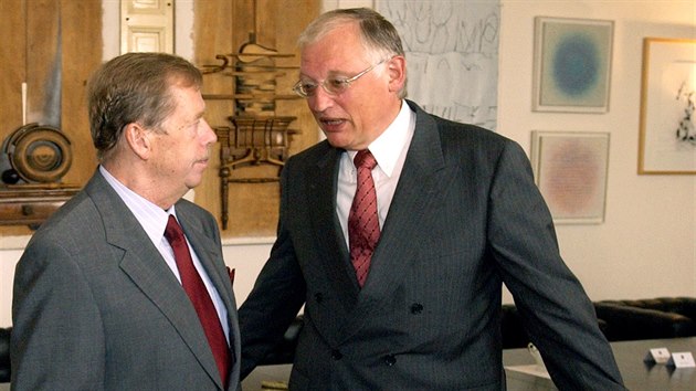 len Evropsk komise zodpovdn za rozen EU Gnter Verheugen a prezident Vclav Havel (29. srpna 2002)