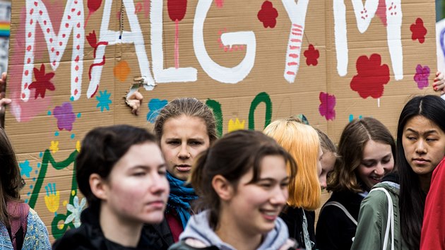 Nkolik stovek mladch lid se v centru Prahy selo na protestu za lep ochranu klimatu a sniovn emis. Z Malostranskho nmst, kde pednesli sv poadavky, se vydali na prvod centrem Prahy.  (3. kvtna 2019)