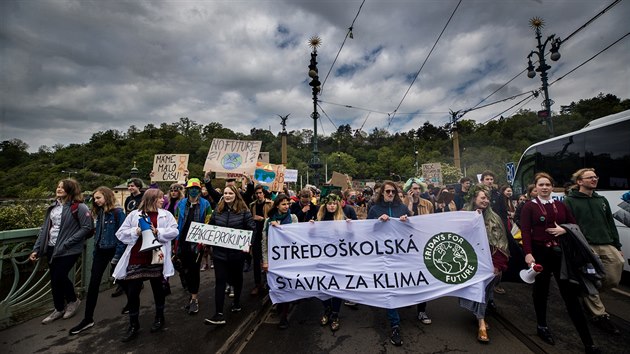 Nkolik stovek mladch lid se v centru Prahy selo na protestu za lep ochranu klimatu a sniovn emis. Z Malostranskho nmst, kde pednesli sv poadavky, se vydali na prvod centrem Prahy.  (3. kvtna 2019)