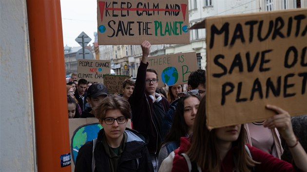 Destky mladch lid se na protestu za lep ochranu klimatu a sniovn emis sely i v Ostrav. (3. kvtna 2019)
