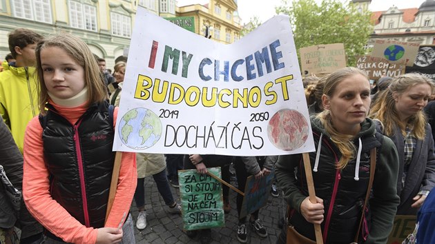 Nkolik stovek mladch lid se v centru Prahy selo na protestu za lep ochranu klimatu a sniovn emis. Z Malostranskho nmst, kde pednesli sv poadavky, se vydali na prvod centrem Prahy. (3. kvtna 2019)