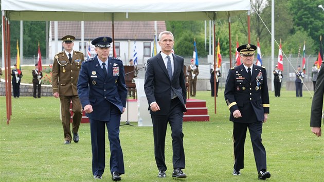 Vrchn velitel sil NATO americk generl Tod Wolters (vlevo) a jeho pedchdce Curtis Scaparrotti v doprovodu fa Aliance Jense Stoltenberga (uprosted)