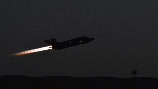 Letoun F-35A americkho letectva pi prvn bojov misi proti islamistm v Irku