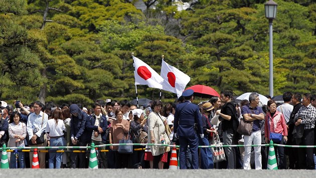 Japonci shromdn ped csaskm palcem v Tokiu ekaj na korunovaci novho japonskho csae Naruhita. (1. kvtna 2019) 