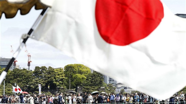 Japonci shromdn ped csaskm palcem v Tokiu ekaj na korunovaci novho japonskho csae Naruhita. (1. kvtna 2019) 