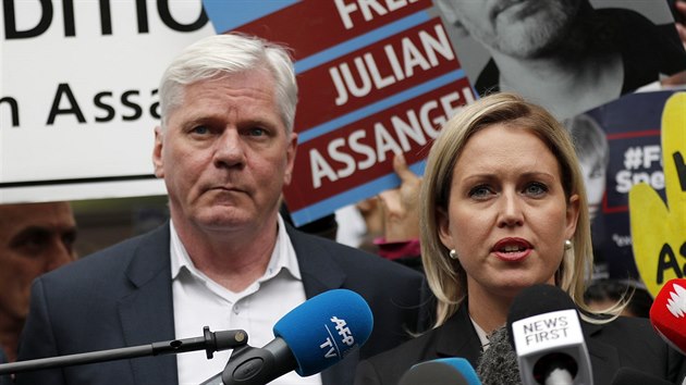 fredaktor Wikileaks Kristinn Hrafnsson s advoktkou Jennifer Robinsonovou ped zahjenm londnskho soudu se zakladatelem Wikileaks Julianem Assangem. (2. kvtna 2019)
