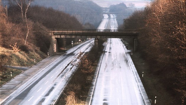 V N�mecku byl kv�li ropn� krizi zak�z�n provoz automobil�. Na sn�mku je pr�zdn� d�lnice u D�sseldorfu. (25. listopadu 1973)
