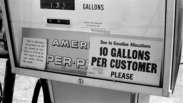 Stojan na benzince v americkm Denveru bhem ropn krize (1973)