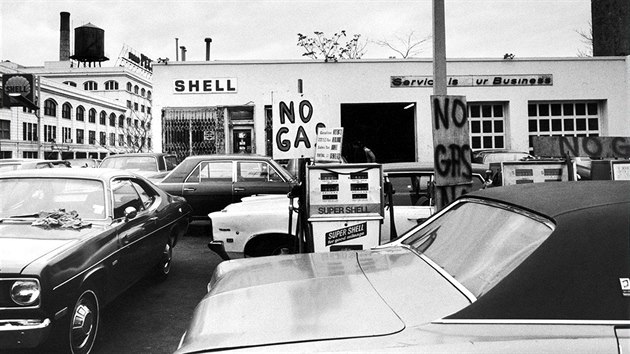 Benzinka Shell v newyorském Brooklynu během ropné krize (říjen 1973)