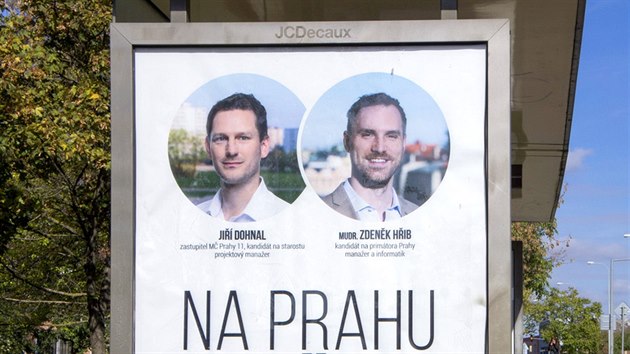 Reklamní panel Pirátů na zastávce MHD v Praze (4. října 2018)