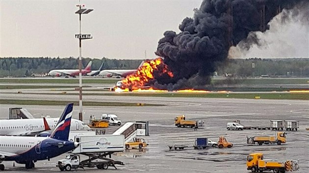 Rusk dopravn letadlo Suchoj Superjet spolenosti Aeroflot muselo kvli poru na palub nouzov pistt na moskevskm letiti eremejevo. (5. kvtna 2019)