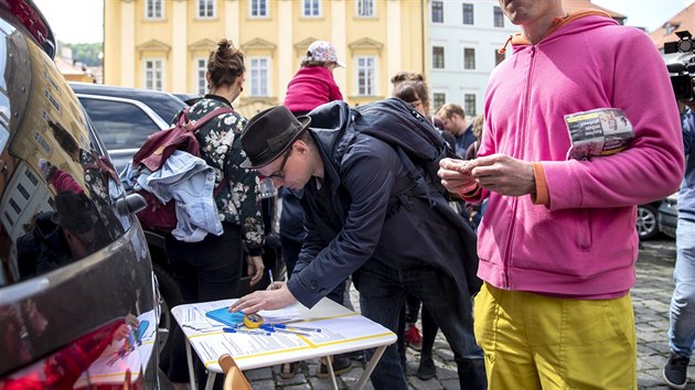 Vtvarnk Kritof Kintera podepisuje petici na demonstraci proti postupu ministra kultury Antonna Staka pi odvoln editele NG Jiho Fajta a editele Muzea umn Olomouc Michala Soukupa. (30. dubna 2019)