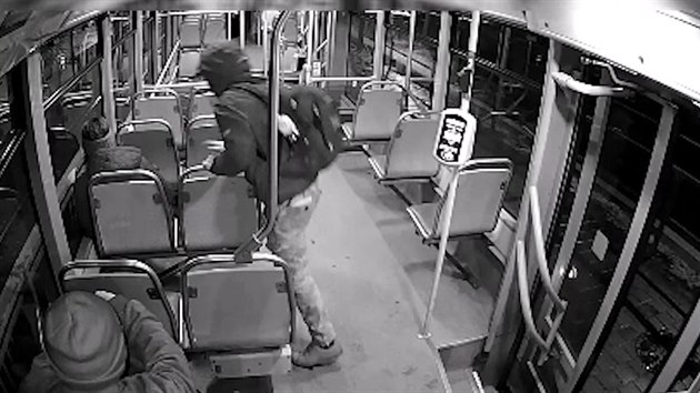 Zloděj číhal v ostravské tramvaji na batoh