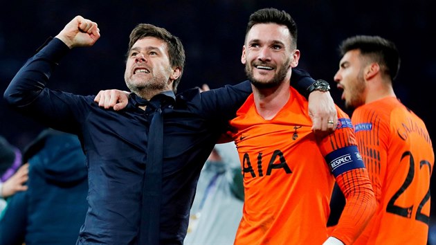 Mauricio Pochettino, trenr fotbalist Tottenhamu, slav postup do finle Ligy mistr s brankem a kapitnem Hugem Llorisem.